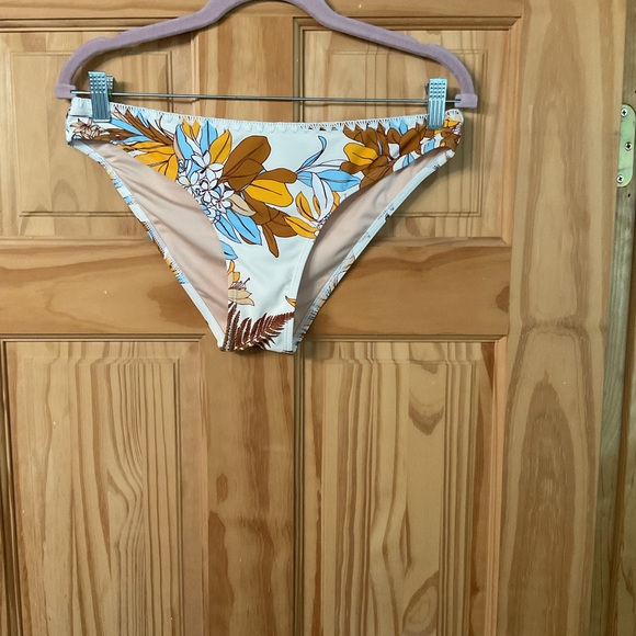 Cupshe Floral Bikini Top and bottom - Picture 8 of 10
